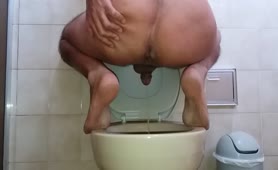 Amateur guy shitting in toilet